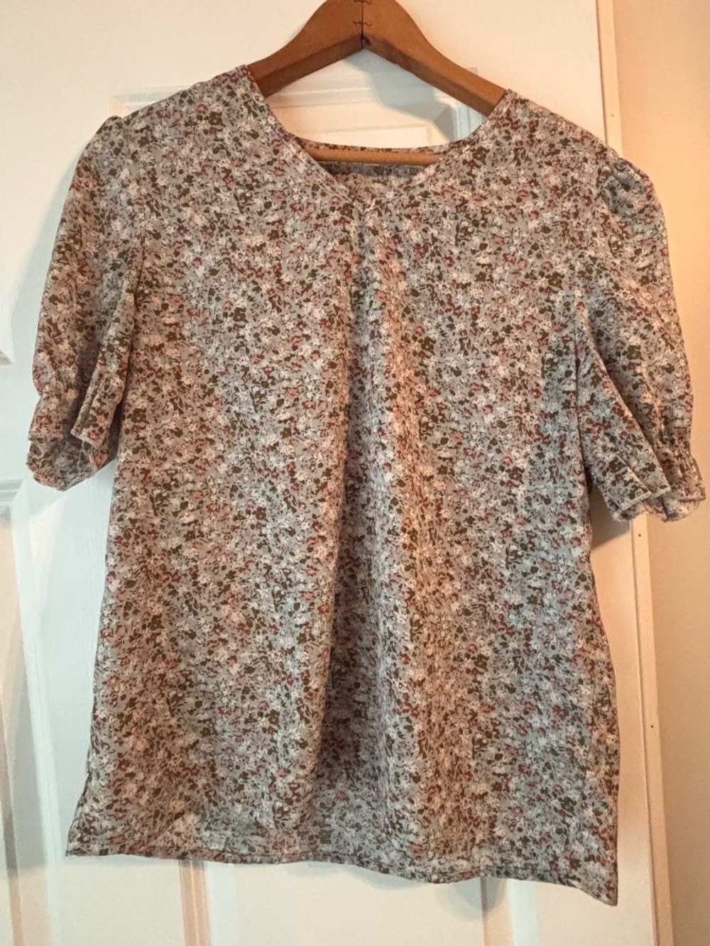 Floral Puff-Sleeve Women’s Top in Beige Multi